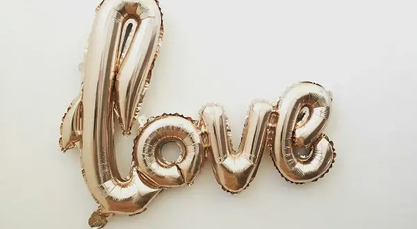 Globos dorados forman la palabra "LOVE", un símbolo de frases amor.