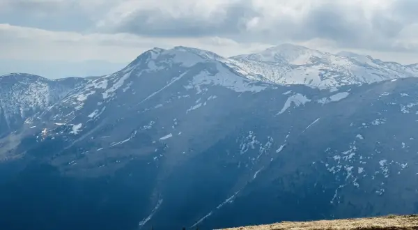 Majestatyczne Tatry zachwycają ośnieżonymi szczytami i malowniczymi dolinami. To prawdziwe atrakcje dla miłośników górskich wędrówek i pięknych krajobrazów.