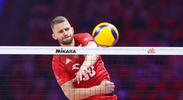 Bartosz Bołądź w akcji, zagrywa piłkę do przodu.
