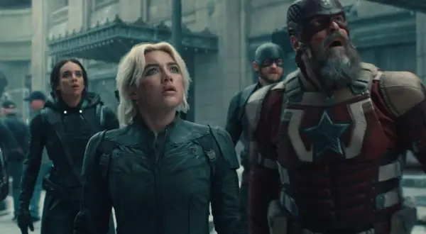 Yelena Belova, Red Guardian och andra kämpar i avengers ordning, redo för strid.