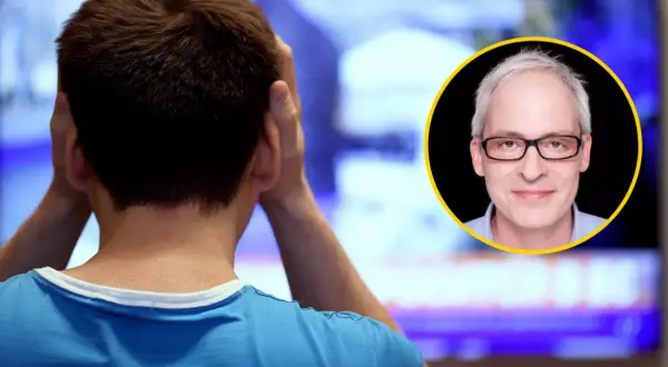 Chłopak zakrywa uszy, słysząc w telewizji, dlaczego znany polityk-celebryta wstydzi się swojego wiejskiego pochodzenia.