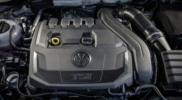 Silnik Volkswagen 1.5 TSI z widocznym logo i oznaczeniem TSI.