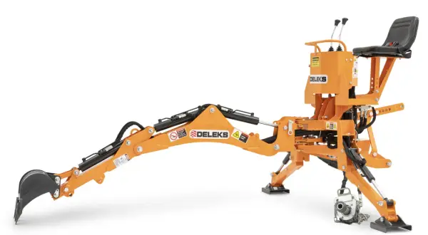 En orange minigrävare, en Delek G1000 vax, redo för arbete. Den har en skopa, arm och förarstol.