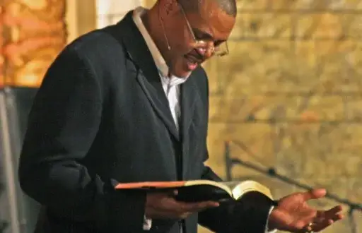 Kim jest pastor? Rola i znaczenie duchownego protestanckiego