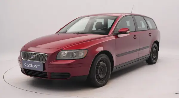 Czerwone Volvo V50 2.0D z logo Cardion Cars na grillu, prezentowane na białym tle.