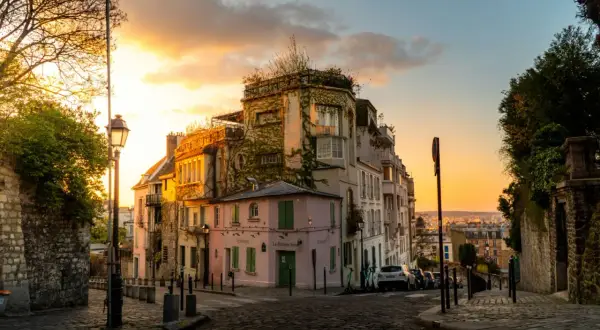 Rue pavée à Montmartre au coucher du soleil. Idéal pour une balade ou pour courir à Paris, avec ses maisons colorées et ses vues panoramiques.
