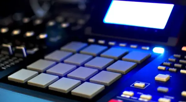 Beat-Producing-Controller mit beleuchteten Pads und Display. Perfekt, um eigene Beats selber machen.