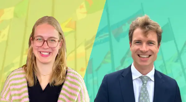 Zwei lächelnde Personen vor einer Collage aus Flaggen. Sie könnten über das internationale relations gehalt sprechen.
