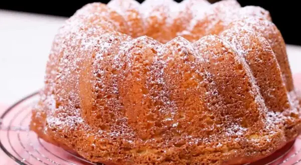 Gâteau moelleux saupoudré de sucre glace, parfait pour une recette mascarpone gourmande.