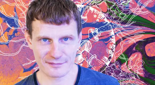 Portret mężczyzny z niebieskimi oczami na tle psychodelicznej grafiki z grzybami i abstrakcyjnymi kształtami.