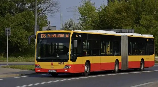 Autobus linii 135 w Warszawie zmierza na Plac Hallera.