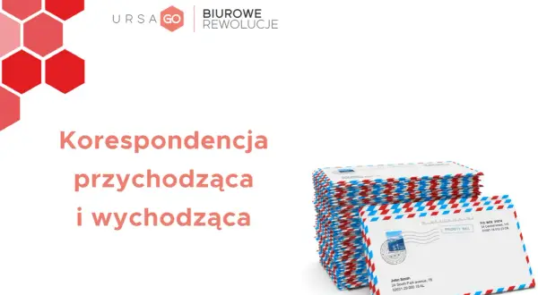 Stos kopert z czerwono-niebieskimi paskami, gotowych do wysyłki. Na jednej z nich widoczny adres korespondencyjny.