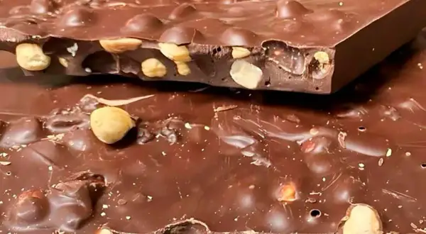 Tableta de chocolate con frutos secos, un placer que te transporta a Zaragoza.