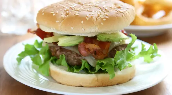 Co to jest hamburger? Poznaj jego składniki, historię i warianty