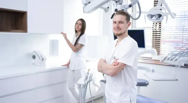 Dentysta z asystentką w gabinecie. Zastanawiasz się, czy osemki trzeba wyrwac? Zapytaj specjalistę.