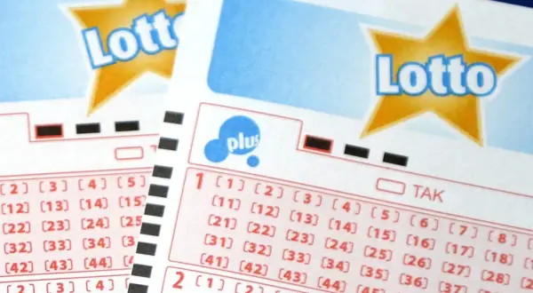 Zdrapki Lotto i pytania o to, dlaczego zwycięzcy wielkich kwot w zdrapkach boją się publikować zdjęcia.