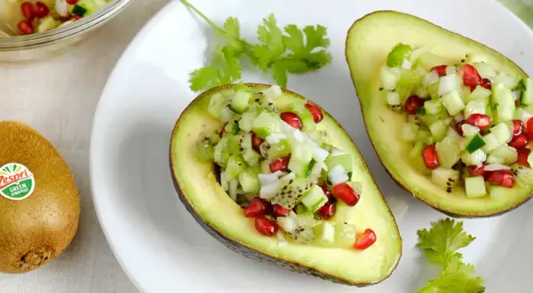 Avokadohalvor fyllda med kiwi, gurka och granatäpple. Ett fräscht och enkelt recept på avokado som passar perfekt som förrätt eller lätt lunch.