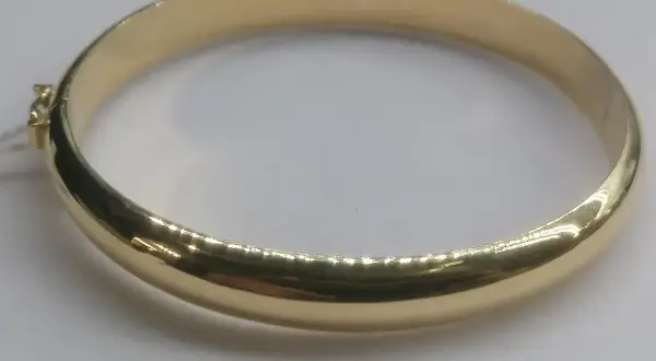 Pulsera media caña oro, un clásico elegante.