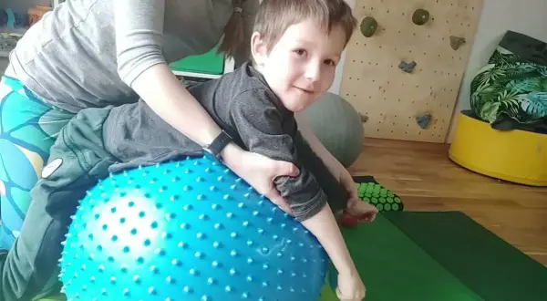 Zaburzenia czucia głębokiego u dzieci objawy – co warto wiedzieć?