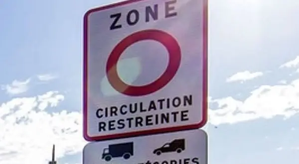 Panneau "Zone à circulation restreinte" à Montpellier, indiquant les restrictions de circulation pour certains véhicules selon leur vignette Crit'Air.