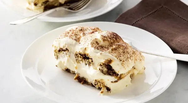 En krämig bit tiramisu, perfekt för ett tiramisu recept original. Garnerad med kakao.