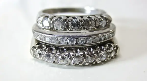 Tres anillos apilados, engastados con diamantes. El platino es un metal precioso que realza el brillo de las gemas.