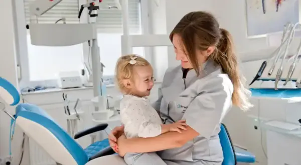 Z dzieckiem do dentysty: Kiedy i dlaczego to klucz do zdrowia?