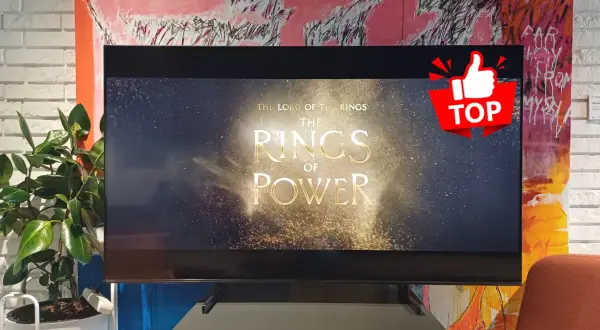 Na ekranie telewizora 1080p widać tytuł serialu "Władca Pierścieni: Pierścienie Władzy" na tle gwieździstego nieba.