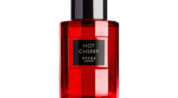 Eleganckie perfumy z nutą wiśni w czerwonej, szklanej butelce z czarną nakrętką. Aoura London Hot Cherry.