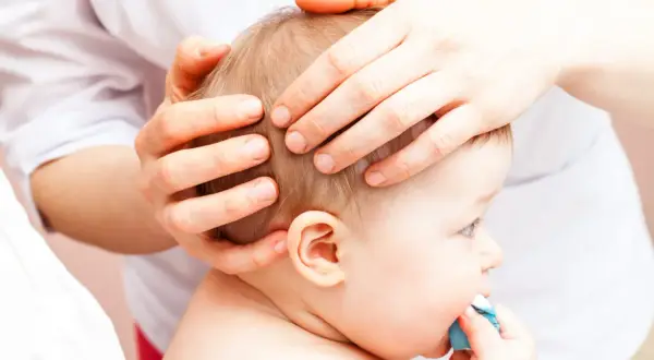 Delikatne badanie główki niemowlęcia, które może pomóc w diagnostyce zespołu Marfana.