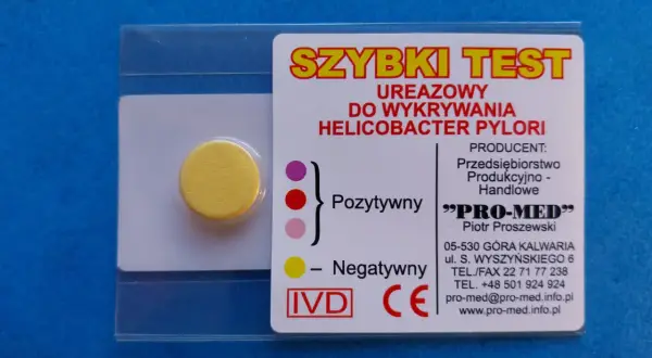 Szybki test ureazowy do wykrywania Helicobacter pylori. Wynik pozytywny widoczny po zmianie koloru.