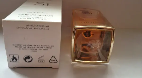 Porównanie Giorgio Armani Si: oryginał i podróbka. Na zdjęciu pudełko i butelka perfum.