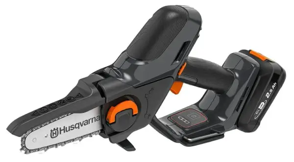 Kompaktowa mini pilarka akumulatorowa Husqvarna z baterią 18V 2.5 Ah, idealna do precyzyjnych prac ogrodowych.