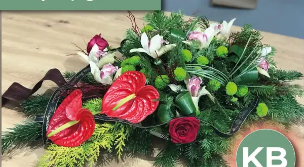 Elegancka wiązanka pogrzebowa z anturium, różą, storczykami i zielenią. Idealne kwiaty na pogrzeb, by uczcić pamięć.