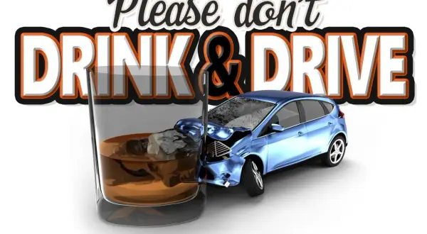 Szklanka z alkoholem i rozbity samochód pod napisem "Please don't DRINK & DRIVE". Przypomnienie o zagrożeniach związanych z prowadzeniem po alkoholu, jak w aplikacji do uzaleznien.