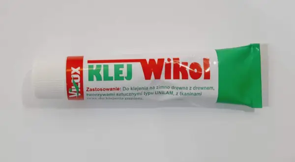 Klej Wikol do drewna, tworzyw i papieru. Dowiedz się, jak zrobić klej Wikol, używając tego produktu.