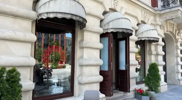 Gdzie zjeść w Łodzi na Piotrkowskiej? Odkryj najlepsze restauracje