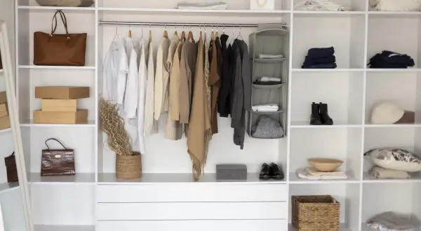 Organiza tu ropa con este vestidor funcional. Descubre cómo hacer un vestidor en una habitación barato y con estilo.