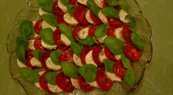 Jaka sałatka do pizzy? Najlepsze przepisy na smakowite dodatki