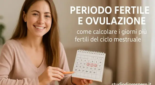 Donna sorridente mostra un calendario per spiegare come calcolare il periodo fertile.
