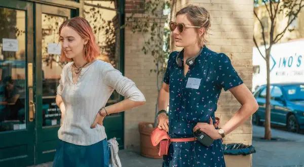 Dwie kobiety na planie filmowym. Jedna z nich, z różowymi włosami, to aktorka z jednego z filmów grety gerwig.