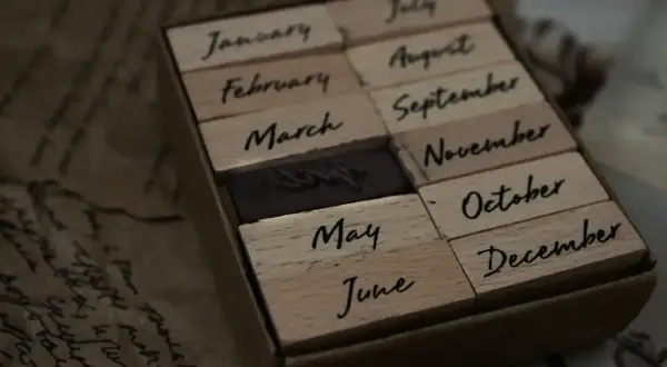 Drewniane klocki z nazwami miesięcy po angielsku: January, February, March, May, June, July, August, September, November, October, December.