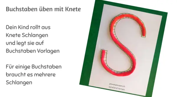Rote Kneteschlangen formen den Buchstaben S auf einer Vorlage. Kinder üben so spielerisch, Buchstaben zu schreiben.