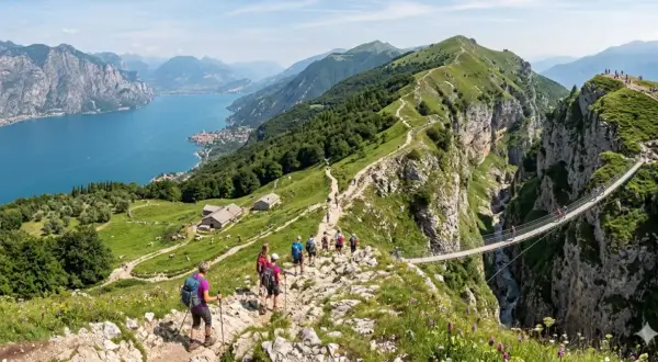 Sentiero panoramico tra i monti dell'Umbria, con escursionisti che attraversano un ponte sospeso su un profondo canyon.