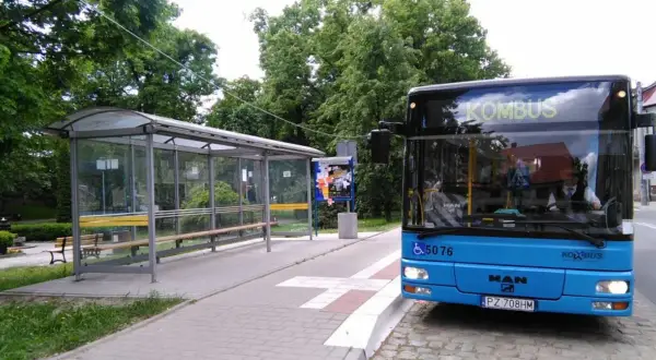 Niebieski autobus KOMBUS na przystanku w Poznaniu, Wielkopolska. Czekam na odjazd.
