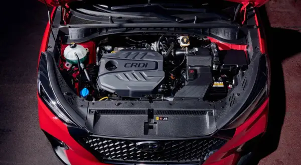 Silnik CRDi w czerwonym Kia Sportage. Zastanawiasz się, jaki olej do Kia Sportage 1.7 CRDi? Sprawdź instrukcję obsługi.