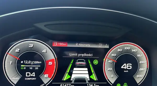Na wyświetlaczu samochodu widać działający tempomat adaptacyjny. Prędkość wynosi 46 km/h, a system utrzymuje bezpieczną odległość od poprzedzającego pojazdu.