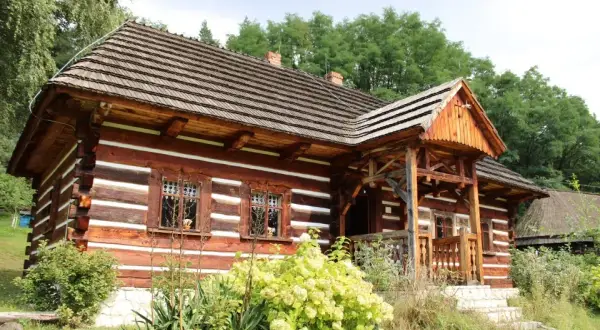 Lipowiec skansen: odkryj fascynującą historię i atrakcje w Wygiełzowie