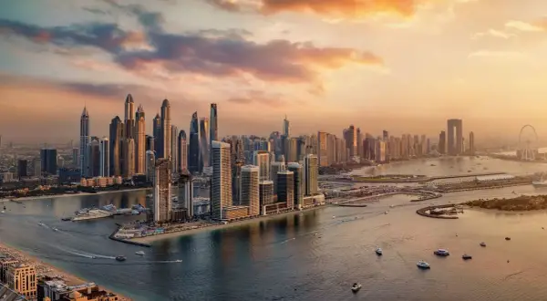 Zachód słońca nad Dubajem, z jego drapaczami chmur i jachtami, budzi pytanie: czy Dubaj jest bezpieczny? Tak, to nowoczesne miasto oferuje spokój.