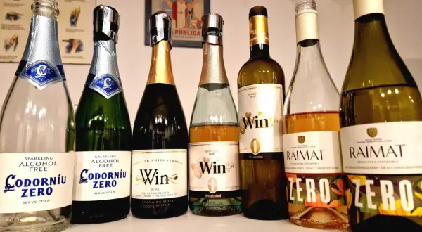 Reihe von Flaschen, die die Frage "ist alkoholfreier Wein wirklich alkoholfrei?" beantworten. Mehrere Marken mit "Zero" oder "0% Alkohol" sind zu sehen.